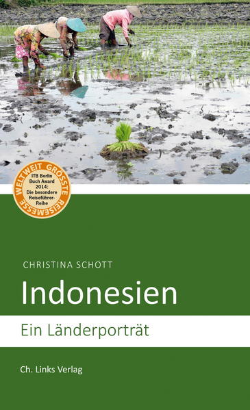 Indonesien ist ein Land mit unzähligen Facetten, in dem sich rund 300 verschiedene Völker auf mehr als 17 500 Inseln verteilen. Die viertgrößte Bevölkerung der Welt ist zu knapp 90 Prozent muslimisch lebt aber in einer säkularen Demokratie. Zehn Luxuslimousinen in einem Vier-Personen-Haushalt sind genauso alltäglich wie eine zwölfköpfige Familie, die in einer kleinen Bambushütte wohnt. Mehr als 100 Prozent der Bevölkerung besitzen statistisch gesehen ein Handy, aber nicht einmal ein Viertel hat Zugang zum Internet. Christina Schott gibt einen spannenden Einblick in die Lebenswelten Indonesiens, die faszinierenden wie die besorgniserregenden. Neben den historischen und politischen Fakten macht sie vor allem die sozialen und kulturellen Befindlichkeiten verständlich, die im Alltag der Indonesier eine wichtige Rolle spielen.