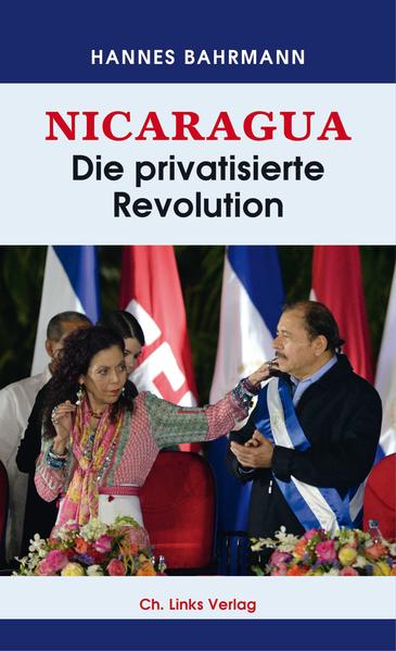 In den 1980er-Jahren reisten Zehntausende nach Nicaragua, um die sandinistische Revolution zu unterstützen. Doch 1990 verloren die Sandinisten unter Daniel Ortega die Parlamentswahl – und im Anschluss daran die Revolution ihre Unschuld: In den Wochen bis zur Amtsübergabe an die neue Staatspräsidentin bereicherten sich die Funktionäre hemmungslos. Ortega schloss später mit dem politischen Gegner einen Pakt, der ihn 2006 wieder an die Macht brachte und die demokratischen Institutionen nachhaltig schwächte. Seine Frau ist inzwischen Vizepräsidentin, die Kinder der Familie bekleiden wichtige Funktionen in Politik, Wirtschaft und Medien. Die eigenen Anhänger werden mit kleinen Wohltaten bedacht. Hannes Bahrmann gibt einen Überblick über die dramatischen Entwicklungen der letzten Jahrzehnte und beschreibt anschaulich die aktuelle Lage im Land.