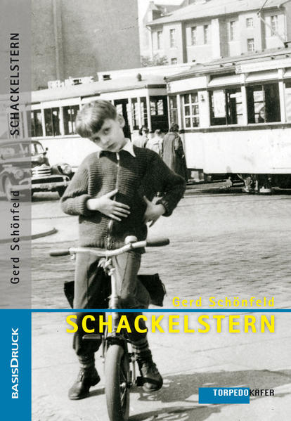 Aus Kindheitsgeschichten entsteht eine Kulturgeschichte des Berliner Alltags vor dem Mauerbau. Der Autor, Gerd Schönfeld, geboren 1948 in Berlin-Wedding, wuchs in Prenzlauer Berg auf, absolvierte eine Baumschullehre, besuchte die Kirchenmusikschule, betrieb Champignonzucht, war Hilfsschlosser, Grabpfleger, Musiker am Theater Anklam und arbeitete am DT Berlin (Requisite). Der von Kindheit auf passionierte Schachspieler - davon zeugen auch diese Briefe - wurde 2008 Berliner Seniorenmeister und ist bis jetzt als Friedhofsmusiker tätig. »Hier haben wir mit einem Text zu tun, der mit seiner stringenten Lockerheit und seiner transparenten Dichte, seinem ernsthaften Humor und seiner komischen Ernsthaftigkeit, vor allem mit seinem trockenen, typisch Berliner Witz den Geist dieser Zeit vor dem Mauerbau (nicht das, was wir heute den Zeitgeist nennen) beschwört und eindrucksvoll ausdrückt - der mit seiner inneren Dynamik die gesellschaftliche Unruhe und Zerbrechlichkeit dieser Zeit, die gefährdete Balance zwischen Ost und West erfahrbar macht.« Martin Linzer, aus dem Nachwort