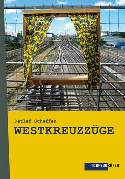 Im Anschluß an die Ostkreuzzüge, in denen 2016 Detlef Scheffen seine Erlebnisse in den 1990ern als Ostberliner mit bundesdeutschem Migrationshintergrund poetisch umsetzte, entstanden die Westkreuzzüge zwischen 2013 und 2019 in einem neuen Lebensabschnitt, in dem sich der Autor (nunmehr perspektivenwechselnd über die Grenze der Oberbaumbrücke hinweg) in seine angestammte Welt traute. Auch wenn beiden Kreuzzügen der kritische Blick auf Alltagsmonumente und ihre Akteure konstitutiv ist, zeichnen sich die Westkreuzzüge besonders durch jene Schärfe in der Auseinandersetzung aus, die ihrer originären Gestalt als westlicher Warenästhetik entspricht. Während im Osten nach 1989 die neuen Monumente wie aufoktroyierte Versatzstücke des kapitalistischen Evangeliums wirkten, sind sie hier organischer Bestandteil des Alltags und wirken „robuster“ - damit weniger verwaist als in dessen östlichem Pendant. Seltsam dabei, wie diese verdinglichte Welt eine so selbstverständlich große, phantasmagorisch anmutende Dimension einnimmt ... Im Innern des Baumarkts Unternehmen Leben Think Tell Sell Der Zug der Lehrer Kindergarten Alyan Kurdi Isana Cremedusche (Sheabutter und Passionsfrucht) Flying Dodos Eine Erfolgsgeschichte Jaguar Amour, amour Die Asozialen Moulin-à-vent Westkreuz Losglück Das rote Album Jock McDonald’s Birthday Special Soldiers of fortune The teachers Verflixtrain Das Haus am Hang Punks not dead Bootsbrüder La Machine Ein Pyrenäentext Anmerkungen Dank Zum Autor Zur Präsentation der Sklaven im Jahr ohne Gnade 1994