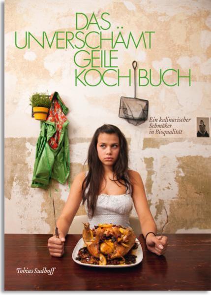 Dieses Kochbuch lässt für alle Gastgeber und ambitionierten Heimküchenchefs keine Wünsche mehr offen: High-End-Kochen zu Hause mit aufregenden Gourmet-Rezepten, perfekte Gastgeberei inklusive charmanter Angeberei - und das alles in Bioqualität. Mit Beiträgen genialer Koch-Kollegen und zahlreichen Specials, von der Warenkunde über die einzig wahre Stoffserviette, scharfe Messer und pornöse Grillsößchen bis hin zu lebensweisen Antworten auf die philosophischen Fragen des aufgeklärten Konsumenten und kritischen Verbrauchers. Und das alles im ironischen Ton des Kabarettisten und Musikers Tobias Sudhoff und seines Co-Autors Falko Jüßen. Mit hochwertigen Fotografien von Maryatta Wegerif und einem Vorwort von Tim Raue.