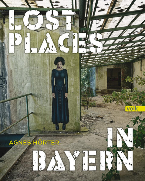 Dem Verfall preisgegebene Fabriken, eine alte Brauerei, ein brachliegendes Thermalbad, verwaiste Kirchen und Kapellen oder wild überwucherte Bunkeranlagen – sogenannte Lost Places haben in den letzten Jahren bei Fotografen enorm an Beliebtheit gewonnen. Die Faszination für diese einzigartigen Motive ist dabei nicht allein ihrer morbiden Schönheit geschuldet: Das Ziel der Fotografen ist es, Bauten und ihre einstigen Funktionen vor dem Vergessen zu bewahren. Die Aufnahmen zeigen eindrucksvoll, wie schnell die Bedeutung von Bauwerken vergeht, sobald sie der Mensch aufgegeben hat, und wie schnell sich die Natur diesen Raum zurückerobert. Der Bildband von Agnes Hörter widmet sich den Lost Places in Bayern. Dabei versprühen die verlassenen Orte Charme, erzählen Geschichten, wirken trotz ihres Verfalls wie Zeitzeugen ihrer jeweiligen Epoche. In künstlerisch ansprechenden Bildern festgehalten, nehmen sie den Betrachter mit auf eine eindrucksvolle Reise zu Plätzen, die in keinem Freizeitführer zu finden sind: Eine einstige Kristallglasfabrik oder eine aufgegebene Brauerei entfalten ebenso ihren morschen, brüchigen Zauber wie verlassene Bauernhöfe oder stillgelegte Rüstungsanlagen.