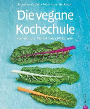 Die vegane KochschuleEndlich ist es da! Das Kochbuch vegan für Einsteiger und Fortgeschrittene, die gerne vegetarisch und vegan kochen lernen möchten. Vegane Ernährung steht aber nicht nur für Kochen ohne Fleisch, sondern auch für einen bewussten Lebensstil mit Leidenschaft für raffinierte Geschmackskompositionen. Dieses detaillierte Grundlagenwerk gibt eine praktische Übersicht über alle veganen Lebensmittel, besticht durch anschauliche Schritt-für-Schritt-Anleitungen mit Bildern und punktet mit zahlreichen Tipps rund ums vegan Kochen. Mit 50 veganen Basic-Rezepten, 150 saisonalen Rezepten, einem Saisonkalender im Umschlag des Buchs zum Aufhängen und einer illustrierten Gemüsekunde wird vegan Kochen zum ultimativen Geschmackserlebnis für jedermann. InhaltsverzeichnisVORWORTMEINE VEGANE KÜCHEWARENKUNDE & KÜCHENPRAXISDIE GRUNDAUSSTATTUNG MEINER VEGANEN KÜCHEImmer parat BasiszutatenDie richtige WürzeFrisches optimal lagernMeine LebensmittelempfehlungenKüchengeräte & KochgeschirrLEBENSMITTEL HALTBAR MACHENOHNE MILCH, EI & FLEISCH VEGANE GRUNDNAHRUNGSMITTELVegane Milch, Milchprodukte & Ei-ErsatzDeftiges Essen ohne Fleisch & FischSojaprodukteSprossen, Smoothies & KnuspertoppingsREZEPTEBASICSSaucen & DipsFrühstück & BrotzeitKlassikerFRÜHLINGSOMMERHERBSTWINTERANHANGStichwortregisterRezeptregisterGlossarImpressum