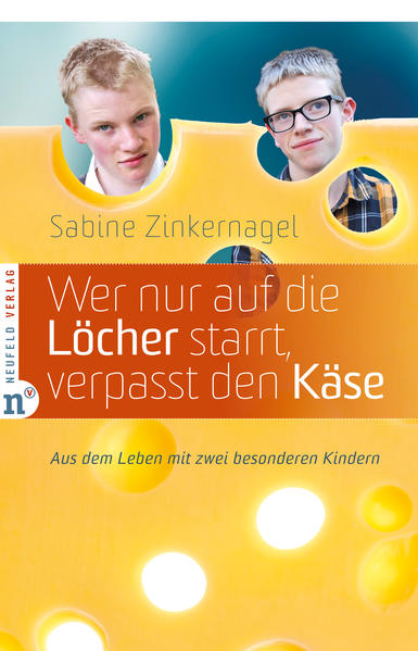 Als der Frauenarzt ihr eröffnet, dass auch ihr zweites Kind behindert zur Welt kommen wird, bricht für Sabine Zinkernagel die Welt zusammen. Dreht sich ihr Leben nun nur noch um die Defizite ihrer Söhne? Erst langsam und mit Hilfe von außen lernt sie, zwischen den „Löchern“ den „Käse“ zu entdecken. Auf diesen „Käse“ richtet sie den Blick, wenn sie von den außergewöhnlichen Stärken ihrer Söhne erzählt, von Türschlossknackern, Sprachjongleuren und großen Musikern. In stets humorvollen Episoden, die auch jeweils für sich gelesen werden können, beschreibt sie Höhen und Tiefen ihres Familienlebens, Schwieriges und Ermutigendes. Und sie schildert ihr ganz persönliches Ringen um neues Vertrauen in Gott.