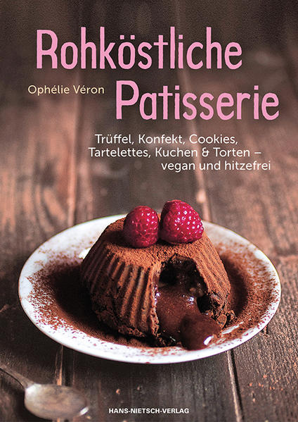 Ein traumhaft leckerer Käsekuchen ohne Quark? Schokoladenmousse ohne Eier? Mürbeteig ohne Mehl? - Die Rohkost-Patisserie ist ein Abenteuer, das so manche vermeintlich unumstößliche Wahrheit der traditionellen Küche über den Haufen wirft. Die Rohkostküche ist zweifelsohne einer der außergewöhnlichsten Ernährungstrends der jüngsten Zeit. Ihre Stars sind naturbelassene Zutaten - Obst, Gemüse, Getreide, Nüsse und Samen -, die keinen Kochtopf je von innen sehen. Wer aber hätte gedacht, dass sie auch eine Patisserie kreiert hat, bei der selbst verwöhnte Naschkatzen voll auf ihre Kosten kommen? Die verführerischen Kreationen der Rohkost-Patisserie garantieren authentische Geschmackserlebnisse, denn die Aromen der erlesenen Zutaten werden nicht durch Erhitzen verfälscht. Und so schmeckt ein Karottenkuchen auch wirklich nach Karotten, im Obstkuchen kann jede einzelne Frucht ihr Aroma entfalten und Macarons schmeicheln dem Gaumen mit der balsamischen Würze von Mandeln und Vanille. Zudem sind diese süßen Versuchungen gesünder - enzym-, vital-, nähr- und ballaststoffreicher - als ihre Verwandten aus der herkömmlichen Feinbäckerei. Ophélie Véron bereitet in Rohköstliche Patisserie eine große Vielfalt an Naschereien zu, die unkompliziert in ihrer Herstellung und dabei einfach zum Dahinschmelzen sind. Sie stellt Grundzutaten sowie unverzichtbare Geräte und Utensilien der Rohkost-Feinbäckerei vor und präsentiert insgesamt 35 Rezepte - Grundrezepte, neu interpretierte Klassiker und Opulentes für fortgeschrittene Naschkatzen. Die Rohkost-Patisserie überzeugt durch neue, faszinierende Geschmackserlebnisse unverfälschter und natürlicher Zutaten und ist urgesund. Ein Buch mit 35 kreativen, exquisiten Rezepten der internationalen Rohkost-Patisserie, zahlreichen Tipps für die Zubereitung, Informationen über Zutaten, einer Liste der wichtigsten Bezugsquellen sowie vielen ansprechenden Farbfotos. Erscheint im Frühjahr 2016 in einer Reihe mit den Titeln "Vegane Desserts" und "Vegetarische Burger und Bällchen", in der im Hans-Nietsch-Verlag im Herbst 2015 bereits "Gesunde Power aus dem Mixer", "Gesunde Power aus dem Entsafter" und "Grünkohl - Der Vitalstoff-Champion" erschienen sind.