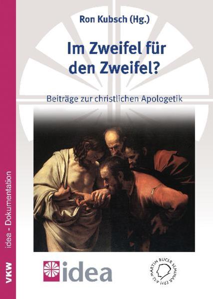 Heute ist eine Apologetik, die sich auf das Gefühl beruft, sehr verbreitet. Ein „Das habe ich aber erlebt!“ mag für ein persönliches Zeugnis hilfreich sein, für die denkerische Verteidigung des christlichen Glaubens ist das zu wenig. Der Apostel Petrus erwartet nach 1Petr 3,15-16 von Christen, dass sie den Grund für ihre Hoffnung vernünftig kommunizieren können. Für die Verkündigung des Evangeliums im öffentlichen Raum braucht es eine intellektuell verantwortbare Rechtfertigung des Glaubens. Ein apologetisch denkender Christ glaubt nicht nur, er kann auch erklären, warum und woran er glaubt. Das gilt besonders auch angesichts der Herausforderungen durch den „Neuen Atheismus“. Die in diesem Band gesammelten Aufsätze helfen Christen dabei, in Glaubensdingen sprachfähig zu werden. Sie gehen auf die Studienwoche „Im Zweifel für den Zweifel?“ zurück, die das Martin Bucer Seminar im Sommer 2010 zusammen mit Mitarbeitern von „L’Abri“ in Berlin veranstaltet hat oder sind im Rahmen anderer apologetischer Dienste entstanden. Das Jahrbuch enthält unter anderem folgende Beiträge: Daniel von Wachter: Schlechte, aber einflussreiche Argumente gegen die Existenz Gottes Harald Seubert: Glaube, Zweifel und die Gottesfrage-Einige Überlegungen im Blick auf den neuen Atheismus Thomas Schirrmacher: „Und sie bewegt sich doch!“ und andere Galilei-Legenden Wim Rietkerk: Ist Gott eine Projektion?