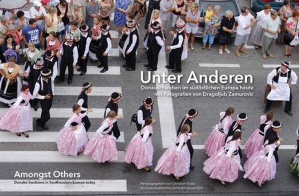 Der Bildband zur gleichnamigen Ausstellung enthält sechzig fotografische Porträts von Donauschwaben sowie Beschreibungen zu ihren Lebensumständen heute. Hans Fernbach, Otto Heinek, Renata Trischler und Ralph Menz stellen einleitend die aktuelle Situation der deutschen Minderheiten in Rumänien, Ungarn, Kroatien und Serbien vor.