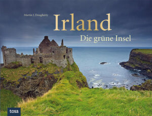 Steile Klippen, weitläufige Landschaften und malerische Ruinen – all das macht die natürliche Schönheit Irlands aus. Die Insel war Schauplatz vieler historischer Ereignisse und gesellschaftlicher Umbrüche: von den Kelten, über die Wikingerzeit bis in die Moderne. Doch ihre beeindruckende Landschaft hat sich seit der Eiszeit kaum verändert. Dieser Bildband umfasst über 200 atemberaubende Fotografien der gesamten irischen Insel und zeigt ihre spannende Vielfalt. Begeben Sie sich auf eine faszinierende Reise und entdecken Sie die schönsten Plätze: einsame Strände, religiöse Orte, mittelalterliche Burgen sowie lebendige Städte. Ein unentbehrliches Buch für alle, die sich vom Zauber Irlands berühren lassen möchten.