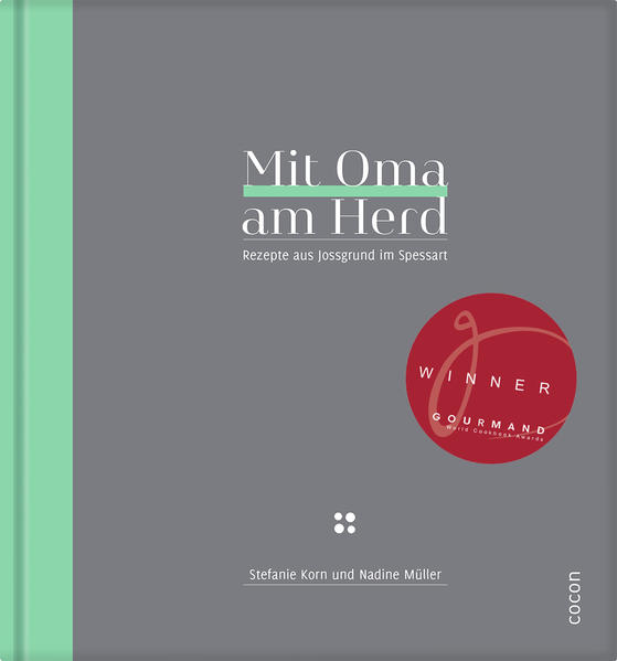 „Mit Oma am Herd“ ist eine Sammlung von Rezepten und Küchen-Erinnerungen aus dem Jossgrund - einer kleinen Gemeinde im hessischen Spessart. Es bewahrt alte traditionelle Gerichte wie Schusters-kugeln, Schöppklöß oder Bettelmänner, die heute kaum noch gekocht werden, weil die Köchinnen von damals immer seltener am Herd stehen. Diese Rezepte wurden bisher noch nie aufgeschrieben, sondern über Generationen von Mutter zu Tochter weitergegeben - immer zubereitet „nach Gefühl“. „Mit Oma am Herd“ ist auch ein Buch über Anni, Maria, Hildegard, Therese und Elisabeth. Sie haben uns in ihre Küchen eingeladen, mit uns ihre Familienrezepte gekocht und dabei Geschichten über das Kochen und Leben von früher verraten. Einer Zeit in der es Fleisch nur an ganz bestimmten Tagen gab, bis zu zwölf Personen am Tisch satt werden mussten und Reste niemals weggeworfen wurden. „Mit Oma am Herd“ ist ein Nachschlagewerk für jeden, der gerne kocht und die einfache Hausmannsküche liebt. Die Rezepte sind nicht kompliziert, mit wenigen Zutaten schnell zubereitet und können heute noch den Speiseplan bereichern - auch außerhalb des Jossgrunds.