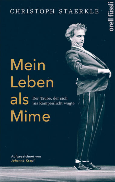 Christoph Staerkles Bühnenkunst zählt zu den eindrucksvollsten Darbietungen der heutigen Pantomime. "Staerkle spricht auch ohne Worte Bände", schrieb eine Zeitung. Und in der Tat: In seinem "mimischen Kabarett" charakterisiert er mit präziser Stilisierung, feinsinniger Karikatur und bissiger Parodie Figuren des Alltags, ihre Mimik und Gestik. Die Lebenserinnerungen des großen Schweizer Pantomimen Christoph Staerkle, seines künstlerischen Wegs von der Straßenkunst zum internationalen Theater und die Bedeutung seiner Gehörlosigkeit für die Entwicklung seiner Kunst - eine ungewöhnliche, episodenreiche, von feinem Humor und genauer Beobachtung geprägte Künstlerbiografie, die uns mit einem Menschen vertraut macht, den das Leben vor vielerlei Herausforderungen stellt und dessen Wahrnehmung und Ausdrucksformen etwas anderer Art sind als die der Allgemeinheit.