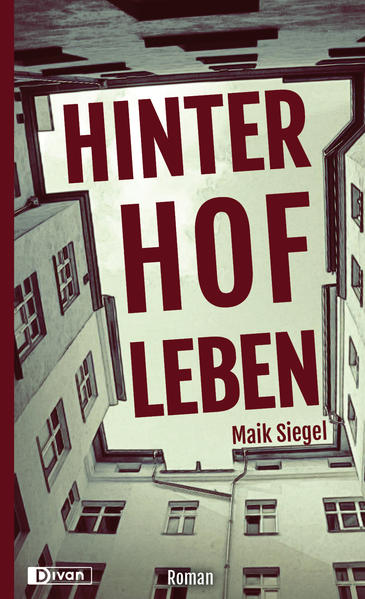 Was passiert mit einer Hausgemeinschaft, wenn auf einmal statt Mülltrennung Weltpolitik diskutiert wird? Die Linde im Hinterhof grünt gerade erst, als die Bewohner der Nummer 68 im Prenzlauer Berg entscheiden, dem syrischen Kriegsflüchtling Samih Unterschlupf zu bieten. Doch mit der Zeit spaltet sich die Hausgemeinschaft in hilfsbereite und um die eigene Sicherheit besorgte Menschen, deren Zentrum die Linde im Hof bildet und als Inbegriff des deutschen Raumes gilt. Im Hinterhof erlebt sie als stumme Zeugin, das Verhalten und die Gedanken der 68er gegenüber ihrem neuen Nachbarn Samih. Die neuesten Entwicklungen, die er mit sich bringt und die gemeinsamen Entscheidungen der sehr heterogenen Hausgemeinschaft werden im Hinterhof ausgetragen. Bis das letzte Blatt der Linde im Herbst gefallen ist, werden die Bewohner einiges über sich und ihre wahren Absichten offenbart haben. Maik Siegel hat mit „Hinterhofleben“ ein Buch geschaffen, das ein Gesellschaftsroman im klassischen Sinne ist und aktuelle und gerade hoch brisante Themen behandelt, ohne dabei den Humor zu verlieren. Von den Kriegszuständen in Syrien, den Flüchtlingsströmen zu Land und zu Wasser, der deutschen Willkommenskultur, Homosexualität, Gewalt in Computerspielen, der europäischen Kolonialisierungsgeschichte, kindlicher Abenteuerlust und dem Helfer-Syndrom wird mal mit Ernsthaftigkeit, mal mit Witz und Sarkasmus erzählt. Dabei gibt die Komplexität der Charaktere den gängigen Argumenten in der Flüchtlingsdebatte ein Gesicht, das jenseits von Schwarz- und Weißmalerei liegt. Inspiriert von klassischen und zeitlosen Werken wie Gerhart Hauptmanns „Die Ratten“ und Ödön von Horvaths „Geschichten aus dem Wiener Wald“ ergibt sich eine spannende und dicht erzählte Geschichte, die ihren Realitätsanspruch durch die detailgetreue Wiedergabe des Prenzlauer Bergs erhebt.