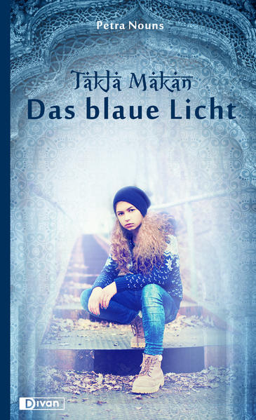 Ella, 14, besucht eine Gesamtschule in Berlin- Kreuzberg. Die große Mehrheit der Schüler sind solche mit sogenanntem „Migrationshintergrund“. Ellas Vater, selbst Lehrer, will es so. Und eigentlich ist es ja auch in Ordnung, auch wenn das Klima mitunter rau ist. Mit den meisten in ihrer Klasse kommt Ella gut zurecht, und es gibt Sofia, ihre beste Freundin. Probleme macht eigentlich nur Orkan, der eine viel zu große Klappe hat und sich für unwiderstehlich hält. Alles wird anders, als Ella wieder und wieder, wenn sie allein ist, aus heiterem Himmel ein blaues Licht erscheint. Das Licht hüllt sie ein und scheint sie für kurze Momente in eine andere Zeit zu entführen. Sie erlebt Situationen mit einem anderen, erwachseneren, einem hilfsbereiten Orkan, in den sie unsterblich verliebt ist … Was Ella nicht weiß, ist, dass ein Orakel in der chinesischen Wüste Takla Makan der Großmeisterin der weißen Magie, Leila, offenbart hat, dass ihr Neffe Orkan aus Berlin- Kreuzberg zu ihrem Nachfolger bestimmt ist: er und ein deutsches Mädchen, das seine Braut werden soll. Leila belegt Ella mit dem Zauber der verschobenen Zeiten, um ihr einen Weg in die Zukunft zu weisen - und um Arda, den Schwarzmagier und Gebieter über die Dreibeinige Einsilbige Katze, daran zu hindern, Ella und Orkan ins Verderben zu stürzen.