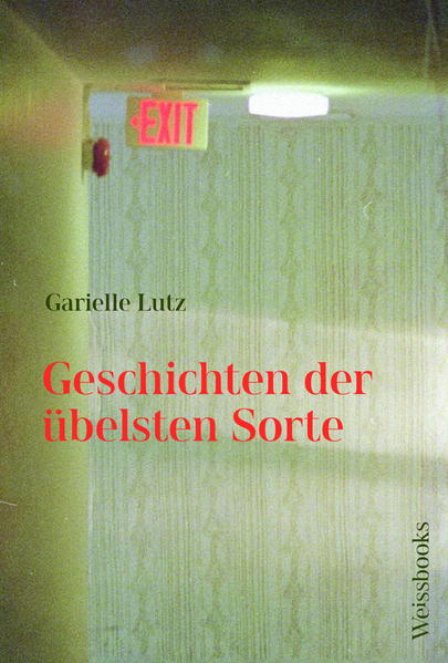 Wer hat die fiese Nachricht an die Pinnwand im Büro geheftet? Was sagt man beim wöchentlichen Restaurantbesuch mit dem Scheidungskind? Wie viele Körperflüssigkeiten muss man im Beziehungsalltag aushalten? Garielle (früher Gary) Lutz schreibt über die brutale Gewalt der Einsamkeit, die Obsessionen der Langeweile zwischen Laken, Fastfood und Kopiergerät. Lutz schreibt in einer Sprache, wie wir sie noch nie gehört haben. Beklemmende Satzverrenkungen, raumbrechende Wortneuschöpfungen, Beziehungsgeflechte zwischen Bindestrichen - diese neue Sprache ist Zufluchtsort, Ursprungsort für eine atemberaubende neue Sicht auf die bequeme Unwirtlichkeit unseres Alltags, in dem es vermeintlich nichts zu sehen gibt. Ein echter Augenöffner, der die Sprache in ihren Grundfesten erschüttert. »Die Stories dieses unvergleichlichen Autors sind durchgängig erfindungsreich, düster komisch, überhaupt einfach finster und wirklich neuartig.« Amy Hempel »Gary Lutz ist ein Meister des amerikanischen Englisch. Sein Werk hat eine literarische Bewegung inspiriert, deren Präzision und Eigenartigkeit schon religiöse Züge hat. Ich könnte seine Geschichten tage- und nächtelang lesen.« Ottessa Moshfegh