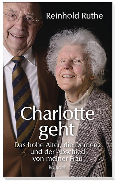 Irgendwann kommt der Abschied Sie sind 90 Jahre, glücklich verheiratet und kennen sich schon fast das ganze Leben lang. Hochbetagt genießen sie ihr Leben-bis eine Diagnose alles verändert: Charlotte ist dement. Der Fachmann für psychologische Themen ist nun selbst doppelt Betroffener: Er durchlebt das „vierte Alter“ mit zunehmenden Einschränkungen und begleitet die Liebe seines Lebens auf der letzten Wegstrecke. Umrahmt und durchdrungen von der sehr persönlichen Geschichte seiner Frau, verbindet Reinhold Ruthe auf einmalige Weise Sach-Informationen mit einer spezifisch christlichen Perspektive auf Demenz und das Altern. Aus unmittelbarer Nähe-wie kaum je möglich-gibt er Einblicke in den langsamen Abschied. Dabei strahlt bis zum Ende die Gewissheit der liebenden Fürsorge Gottes durch. Denn wie schwer es auch kommen mag-daran halten sich die Ruthes: "Alles muss an IHM vorbei." Für alle, die Demenz im Umfeld erleben