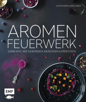 Aromen, Gewürze und Kräuter haben eine unschätzbare Kraft. Sie erzeugen Spannung, sorgen für Gaumenkitzel und Geschmacksexplosionen, sie machen ein Rezept lebendig und lösen Emotionen aus. Viele Menschen trauen sich jedoch nicht, Kräuter und Aromen mutig einzusetzen. Ein verhaltenes Mitköcheln eines Rosmarinzweiges, eine Prise Thymian über der Pasta - häufig endet hier der Einsatz dieser wunderbaren Aromengeber. Doch das wird sich mit diesem Buch ändern! Dieses Meisterwerk der Aromenküche ist ein Muss für experimentierfreudige Hobbyköche, die das Besondere lieben. Über 100 innovative Rezepte mit noch nicht da gewesenen Aromenkombinationen laden zu einem kreativen Umgang mit Kräutern, Gewürzen und Beeren ein. Die Autorin präsentiert aromenreiche Begleiter (Salze, Butter, Marmelade, Honig, Pesto uvm.), aufregende Durstlöscher (Tee, Limonade, infused Drinks, Smoothies uvm.) würzige Leckereien (Suppen, Crostini, Bagels, Burger, Sandwiches uvm.), eisiges Naschwerk (Eiscreme, Popsicles uvm.) und süße Köstlichkeiten (Pies, Tartes, Doughnuts uvm.). Rezepte wie Salbei-Brioche mit Rote-Bete-Hibiskus-Butter bis hin zur Falafel in Curry-Mini-Wrap mit rauchigem Pfeffer-Honig und Cashew-Minz-Pesto machen das Kochen und Genießen zu einem Fest der Sinne. Und am Ende folgt die Krönung: Die Autorin verrät die besten Kombinationsmöglichkeiten der Rezepte für besondere Anlässe wie ein Picknick im Grünen, eine Sommer-Gartenparty und ein Frühstück für die Liebsten. Das Buch überzeugt nicht zuletzt durch die einzigartige Bildsprache der aus auflagenstarken Kochmagazinen wie Sweet Paul und Landgenuss bekannten Food-Fotografin und Rezeptentwicklerin Katharina Küllmer.