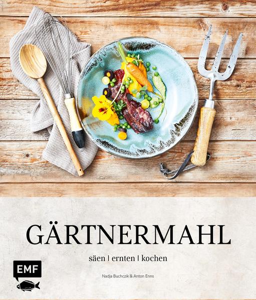 100 % Local Food für alle, die wissen wollen, was auf ihren Teller kommt! Auch inmitten der Stadt ohne großen Garten kann der Traum von der eigenen Ernte wahr werden. Selbst der kleinste Raum auf Balkon, Terrasse oder Hinterhof lässt sich in eine grüne Oase verwandeln und belohnt die Gärtnermühen mit frischen Leckereien. Gärtnermahl verbindet diese Leidenschaft zum Gärtnern mit der Hingabe für gutes Essen. Dieses Buch bietet jede Menge Wissenswertes rund um das Topfgärtnern mit Nutzpflanzen, wie z.B. Empfehlungen für die Wahl von Saatgut, Erde und Pflanzen, übersichtliche Pflanzenporträts, Infos zur Pflege und Gesundheit sowie Anregungen für den Anbau mit natürlichen Mitteln. Mit über 40 raffinierten Rezepten und nur wenigen Handgriffen lässt sich aus der eigenen Ernte dann ein köstlicher Gaumenschmaus zaubern. Originelle Snacks, vegetarische Köstlichkeiten, verführerische Desserts - für jeden Genießer ist bestimmt das passende Gärtnermahl dabei. Die Rezepte reichen von kaltem Gurkensüppchen mit Buttermilchschnee, pikantem Paprika-Relish mit gegrilltem Steak über herzhafte Zucchini-Waffeln mit Kräuterquark bis hin zu süßem Beeren-Mousse mit Schokoladenerde. Und wenn am Wochenende mehr Zeit zum Kochen bleibt, können mithilfe der Grundrezepte z.B. auch eigene Burger-Buns oder frische Pasta hergestellt werden.