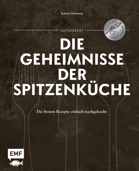 Wird in Spitzenrestaurants auch nur mit Wasser gekocht? Tatsächlich nicht (nur)! Die Food- und Gastrojournalistin Stefanie Hiekmann hat sieben Spitzenrestaurants besucht, durfte hinter die Kulissen schauen und hatte allerhand Fragen rund um die Methoden, Tricks und Geheimnisse der Spitzenköche im Gepäck. Die besten Rezepte (z.B. das perfekte Steak, die köstlichste Soße, das feinste Dessert...) gibt es dazu mit spannenden Tipps zum Nachkochen für Zuhause. Die Köche sind: • Paul Ivic - TIAN, Wien • Johannes King - Söl’ring Hof, Sylt • Sarah Henke - YOSO, Andernach • Thomas Bühner - La Vie, Osnabrück • Micha Schäfer - Nobelhart & Schmutzig, Berlin • Thomas Martin - Jacobs Restaurant, Hamburg • René Frank - CODA, Berlin Das 1 x 1 der edlen Küche für Zuhause - raffiniert, edel, lecker