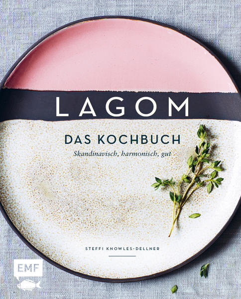 Lagom - das ist die schwedische Schwester von Hygge. Lagom steht für Balance und Harmonie, für das richtige Maß im Alltag - egal ob es um Arbeit, Wohnen oder Ernährung geht. Kurz: es beschreibt die skandinavisch-ausgewogene Lebenslust. Dieser positiven Grundhaltung gibt „Lagom - Das Kochbuch“ genau den richtigen Rahmen. Mit wunderschöner Food-Fotografie werden über 100 köstliche Rezepte präsentiert, von Frühstück über Mittagessen und Desserts bis zu feinem schwedischem Gebäck. Beerenbirchermüsli mit Mandeln, skandinavische Bruschetta mit Garnelen und Avocado, gerösteter Kürbis und Mittsommer-Erdbeerkuchen streicheln den Gaumen und die Seele gleichermaßen. Skandinavisch, ausgewogen, harmonisch, für mehr Wohlbefinden - Genießen auf schwedische Art!