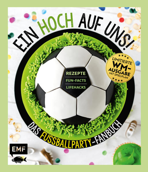 Alles bereit für die beste Fußball-Party! Mit diesem Buch wird Public Viewing zum ultimativen Spaß - Rezepte, Dekotipps und jede Menge Fun Facts machen das gemeinsame Fußball schauen zum Event. Auf dem Büffet stehen Fingerfood und kleine Snacks wie Handspiel-Pizzatorte und Mini-Fussbälle, Getränke wie Bananenflanken-Smoothies und zum süßen Abschluß eine Fußballtorte. Tipps für die Deko der Partyfläche gibt es ebenso wie eine Party-Playlist zum Download, Selfie-Vorlagen für die Photo Booth und jede Menge Fun Facts, mit denen man auch in der Halbzeit punkten kann. Ein großer Spielplan liegt ebenfalls bei. 96 Seiten geballte Fußballpower für alle WM-Fans - Feiern wie die Weltmeister!