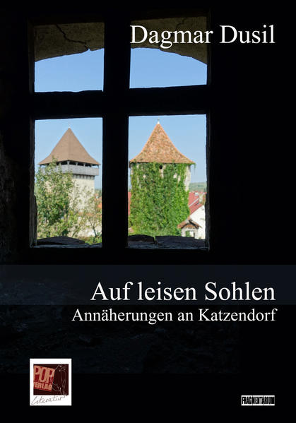 Einläutung ins Dorfschreiberjahr Von Oktober 2017 bis Oktober 2018 lebte ich zeitweise als fünfte Dorfschreiberin in Katzendorf in Siebenbürgen. Insgesamt verbrachte ich dort 182 Tage, 4.368 Stunden, 262.080 Minuten, 15.724.800 Sekunden, Sonnen- und Regentage, schwarze und Blutmondnächte, Haferlandzeit, Erleben „unplugged“. Ich suchte die Begegnung mit Mensch, Tier, Landschaft, Pflanzen in der Realität und in der Vorstellungswelt. Die Begegnung suchte mich in Form von Fragen, Mutmaßungen, Neugierde und Hoffnung. Manchmal schlug mir auch Misstrauen, Skepsis und Unwille entgegen. Die Eule versprach zu mahnen und zu wecken, der fette Siebenschläfer hatte es eilig bei seinem Lauf durch die Nacht, die Spinne sah mir beim Duschen zu, ungerührt und gelangweilt, die Mücken saßen auf der Lauer, sie wollten mein Blut, Leo, der Hund wurde zum zeitweiligen Beschützer, das minderjährige Kätzchen Lori wurde vom Kater des Nachbarn sexuell belästigt, gierige Wespen hatten es auf mein Frühstück abgesehen. Jeder, dem ich begegnete, gab seine Sicht der Dinge preis. Eine Sommersächsin, die nicht mit der Mentalität der Roma klar kommt, die versunkene Welten auferstehen lässt, sommer-verbunden und winter-entfremdet mit Katzendorf, die Kuchen brachte und Dinge ändern möchte, die nicht zu ändern sind, die Menschen verändern möchte, die keine Veränderung wollen. Vor meinem Dorfschreiberjahr war ich zweimal kurz in Katzendorf. Es waren flüchtige Besuche, die leise Zeichen hinterlassen haben. Eine breite Dorfstraße, eine mächtige Kirchenburg, Fremde, die es hierher verschlagen hat, eine zerfallene Welt, aus der Neues entsteht, ein Dichter, der Kulturfeste organisiert. In meinem Dorfschreiberjahr fand ich in Katzendorf und der näheren und weiteren Umgebung Überbleibsel aus der k. u. k. Monarchie, Spuren zweier Weltkriege, Überreste aus dem Kommunismus, Neureiche in protzigen Häusern. Durch die Medien erhielt ich Kenntnis von einer rumänischen Regierung, die wie nach einem Erdbeben wackelte. Eine solide ungarische Minderheit ließ die blau-weiße Fahne der Szekler durch Siebenbürgische Luft wehen. Um mich herum Schafe, Ziegen, Kühe, Pferde, Gräser, Kinder mit triefenden Nasen, Sommersachsen im Zuhause des Dorfes und „allround“ Rumänen, Ungarn und die dorf-präsenten Roma. Besucher kamen und gingen. Lauschten und überzeugten sich von einem neuen Siebenbürgen. Kirchenburgen begeisterten, Ruinen polarisierten, der Entdeckergeist wurde geweckt. Das Siebenbürgen in der direkten Begegnung berührte. Der Schlüssel zur Dorfbibliothek drehte sich eines Tages im Schloss und ich stand in dem seit vielen Jahren von niemandem mehr betretenen Raum, wo Bücher in drei Sprachen – deutsch, ungarisch und rumänisch – wie Dornröschen darauf warteten, zu neuem Leben erweckt zu werden. Ungern hatte der Bürgermeister den Schlüssel herausgerückt, nachdem ich zu einer kleinen List in Form einer Geschichte gegriffen hatte. Manchmal können Worte nicht nur Herzen sondern auch Türen öffnen. Ein Jahr, in dem ein Pulk an Worten mich umkreiste und einschloss. Worte, die wie Sand durch meine Hände fließen, blutrottriefend, silberfarbig schuppig glänzend, flüchtig schwarz oder wolkenweiß, neidisch gelb wie Dotterblumen, emsig wie Ameisen beim Melken der Blattläuse, hungriggrün wie der Froschkönig am Brunnenrand, nazibraun wie der zottige Hund, der an einem Augustmorgen in fahrigen Sonnenstrahlen furchterregend mitten im Garten stand. Im Vorfeld wurden mir unzählige Fragen gestellt, von Siebenbürgern und Nichtsiebenbürgern. Wieder zurück in Bamberg werde ich erneut mit Fragen konfrontiert. Der Sprechgesang Katzendorfs klingt bei mir noch nach. Im Gesagten liegt viel Ungesagtes. Phantasie und Wirklichkeit sind austauschbar. Seelenwund verschwindet das siebenbürgische Dorf mit seinen Bewohnern in den Nebeln der Zeit. Dank an alle Herzensmenschen, die mir begegnet sind und mich inspiriert haben. Bamberg, im Januar 2019