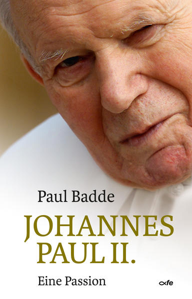 Mit nicht endenwollendem Applaus reagierten Zehntausende am Abend des 2. April 2005 auf dem Petersplatz auf die Todesnachricht von Johannes Paul II. Seit Tagen hatten sie da dicht an dicht unter seinem Fenster gewartet, wo in diesem Moment plötzlich alle Fenster hoch oben im Apostolischen Palast hell auf­leuchteten. Der Sonntag der Barmherzigkeit war angebrochen, den er selbst in den Kalender eingefügt hatte. Ein großer Künstler war gestorben, ein Michelangelo des Gebets, der in den Jahren zuvor die ganze Welt in die Kunst des Sterbens eingeführt hatte. Es waren diese Jahre, in denen Paul Badde den Papst aus Polen als Nachbar mit Berichten und Momentaufnahmen begleitete. Baddes damalige Texte erinnern heute daran, dass Johannes Paul uns als Heiliger des Ewigen Lebens vorausgegangen ist ins Haus des Vaters. Dort wartet er nun beim Dreieinigen Gott mit allen Heiligen und mit Maria und Josef, dem Patron der Sterbenden, auf uns.