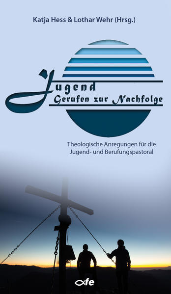 „Jugend-Gerufen zur Nachfolge“-So lautete der Titel einer Internationalen Studientagung, die vom 25. bis 27. Oktober 2019 in Eichstätt stattfand. Auf der Tagung ging es um eine theologische Reflexion zu Nachfolge und Berufung. Zudem wurden konkrete Felder der Jugendpastoral vorgestellt, was die Vielfalt an Möglichkeiten in der Jugendseelsorge sichtbar machte. In Workshops konnten die Teilnehmer Fragen zur Persönlichkeitsentwicklung, zum Gebets- und Glaubensleben, zur Bedeutung von Gemeinschaft und Begleitung sowie zur Hingabebereitschaft bzw. -fähigkeit vertiefen. Es ist deutlich geworden, dass die Umsetzung der Theorie in die Praxis, in die Lebenswelt der heutigen Jugendlichen, eine große Herausforderung darstellt, d. h. die Frage, wie der Ruf zur Nachfolge sprachfähig gemacht werden kann. Denn Gott ruft auch heute in seine Nachfolge. Daher gibt es keine Krise an Berufungen, sondern an Antworten. Und hier müssen Theologie und Pastoral im Gespräch bleiben. Dieser Tagungsband stellt die Mehrzahl der Beiträge zusammen, um die Reflexionen für ein breiteres Publikum zugänglich zu machen und dem Leser wertvolle Impulse zum Thema Berufung und zur Jugendpastoral zu geben.