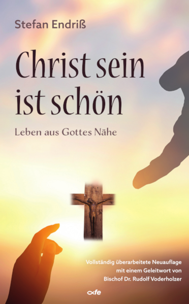 Was sind die Kerninhalte des Christentums? Wie kann die Botschaft von Jesus dem Christus für Menschen in der Welt von heute bedeutsam werden? Der Autor vermittelt auf dem Boden einer fundierten bibeltheologischen und theologiegeschichtlichen Einordnung die Kerninhalte des christlichen Glaubens für die Menschen von heute. Die wissenschaftlich fundierten Inhalte werden durch Impulse ergänzt, die diese Kerninhalte des christlichen Glaubens veranschaulichen und ihre Relevanz für das tägliche Leben aufzeigen. Ein christlicher Lebensstil rückt auf diese Weise auch für einen Menschen im 21. Jahrhundert als vernünftige Option in den Blick. Das Buch bietet für Studierende des Faches Katholische Religion einen ersten Zugang zum Fach Dogmatik mit einem reichhaltigen Fundus an Literaturhinweisen. Zudem spricht es alle an, die privat oder in Gruppen an einer Vertiefung ihrer religiösen Kenntnis und Praxis interessiert sind.