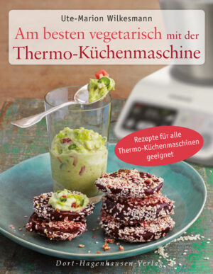 Kochen mit der Thermo-Küchenmaschine ist absolut im Trend und ideal für alle, die sich schnell und mühelos eine leckere Mahlzeit in der eigenen Küche zaubern möchten. Gleich ob vegetarisch, vegan oder vollwertig, unser Kochbuch Am besten vegetarisch mit der Thermo-Küchenmaschine bietet über 100 vielfältige und leckere Rezepte sowie Anregungen für eine bewusste Lebensweise. Kommen Sie in den Genuss natürlicher, einfacher und frischer Speisen, die sich alle kinderleicht mit einer Thermo-Küchenmaschine wie dem Thermomix® zubereiten lassen. Kochen mit der Thermo-Küchenmaschine: Sie lieben vegetarische Kochbücher, wollen beim Kochen Zeit und Aufwand sparen und sich dennoch vielseitig und ausgewogen ernähren? Lernen Sie mit Thermo-Küchenmaschinen neue kulinarische Wege kennen und lieben. Ob Sie einen TM5 besitzen oder beispielsweise eine Thermo-Küchenmaschine von einem Discounter, unser Buch Am besten vegetarisch wurde von Autorin Ute-Marion Wilkesmann so konzipiert, dass Sie die Gerichte in jeder Küchenmaschine zubereiten können. Unsere Rezepte ermöglichen es Ihnen schnell, kreativ und gesund zu kochen. Über 100 leckere und abwechslungsreiche Rezepte: Neben einer ausführlichen Einführung in die verschiedenen Thermo-Küchenmaschinen gibt Ihnen Ute-Marion Wilkesmann wertvolle Tipps und Tricks zum richtigen Einkauf von Lebensmitteln. Alle Mengenangaben im Buch sind für eine Portion konzipiert und besitzen zusätzlich ein Info-System für Mixeranwendung sowie eine Austauschtabelle mit Erklärungen. Jedes Rezept lässt sich leicht auf eine größere Anzahl von Personen anpassen und kann zudem auch ohne Unterstützung einer Thermo-Küchenmaschine zubereitet werden. Mit tollen Grundrezepten zu Cashewmus, Kräuterwürze und Ingwer-Öl lernen Sie in Am besten vegetarisch mit der Thermo-Küchenmaschine tolle Rezepte kennen, die Sie als Basis für andere Speisen verwenden können. Lernen Sie darüber hinaus die Vielseitigkeit von Getreide kennen und probieren Sie Rezepte für Frühstücksmüsli, Nudeln oder Brötchen. Sie lieben Gemüse? Erfreuen Sie sich an einer schmackhaften Pilzreispfanne, Fenchelgemüse und Süßkartoffelgulasch. Das in einer Thermo-Küchenmaschine schonend gegarte Gemüse ist nicht nur lecker, sondern zudem sehr gesund. Ute-Marion Wilkesmann zeigt Ihnen im Buch wie Sie den Anteil an frischen Lebensmitteln in Ihrer täglichen Ernährung mühelos erhöhen können. Fans von Kuchen und Desserts kommen in unserem Kochbuch auf Ihre Kosten. Genießen Sie Schokomuffins mit Vanillesoße, Apfel Polenta oder selbstgemachtes Eis. Diese und andere leckere Finessen erwarten Sie in diesem wundervollen Kochbuch.