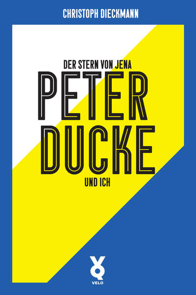 1965 entdeckt der neunjährige Pfarrerssohn Christoph den Fußball - in doppelter Gestalt. Der sichtbare Fußball rollt auf dem Sportplatz von Traktor Dingelstedt am Huy, der unsichtbare im Radio, draußen in der weiten Welt. Dort gibt es eine sagenhafte Stadt namens Jena. Ihr Stadion liegt im Paradies, ihr Stern heißt Peter Ducke. Sieben Jahre später trifft der Jena-Fan sein Idol. Eine herbe Enttäuschung - zum Glück nicht die letzte Begegnung. Christoph Dieckmann schildert die kurvige Laufbahn des ungewöhnlichsten Kickers der DDR. Zugleich erzählt er Fußball als deutsche Zeitgeschichte, vom Nachkrieg bis in die Gegenwart.