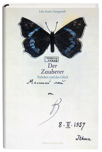 „Der Zauberer“ erzählt vom Glück. Vom Glück, das Lesen bedeutet, vom Glück, die Worte wie Schmetterlinge einzufangen, vom Glück, einen Autor fürs Leben zu entdecken. Zugleich ist das Buch ein wahres Fest für alle Nabokov-Leser. Denn es erzählt die ungewöhnliche Erkundungsreise einer phantasievollen Leserin in das Werk, die Sprache, das Leben Nabokovs. Tief taucht die junge Autorin in die lichtdurchdrungenen Zauberuniversen von „Ada“, „Lolita“ und „Sprich, Erinnerung“ ein. Sie schweift durch die russische Kindheit Nabokovs, erkundet seine funkelnde Sprache, reist zu seinen Lebensstationen, unterhält sich mit dessen Sohn Dmitri und findet immer wieder dieses Glück, das die Lektüre von Nabokovs Werken bedeutet. Denn für Zanganeh ist er, der Schmetterlingsjäger unter den Autoren, jener, dem es am besten gelang, all diese ephemeren, so schwer fassbaren Momente und Emotionen einzufangen. Aus all dem hat Lila Azam Zanganeh eine poetische Erfahrung aus literarischem Essay, Biographie, Phantasterei und Interpretation geschaffen. Ein Schatz für jeden Leser, der nur ein einziges Mal durch seine Lektüre in jenen rauschhaften Zustand versetzt wurde, den wir Glück nennen, und der für einen kurzen Moment Sein und Zeit aufhebt.