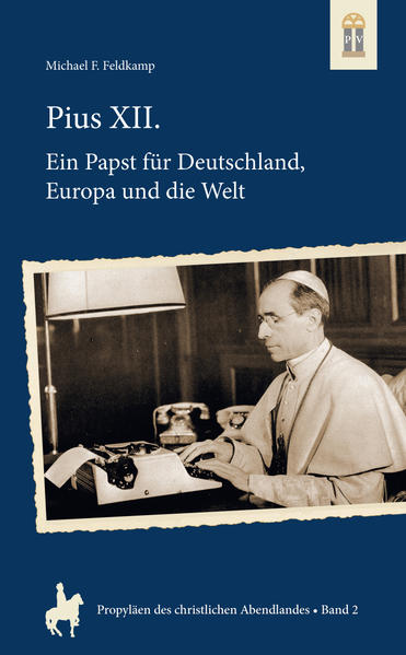 Am 9. Oktober 1958 starb Papst Pius XII. Mit seinem Pontifikat sind vor allem der Zweite Weltkrieg sowie die Schaffung einer tragfähigen westeuropäischen Nachkriegsordnung auf christlichem Fundament verbunden. Im Sog von Nationalsozialismus und sowjetischem Kommunismus war Pius XII. immer bemüht, den Menschen auf der ganzen Welt durch Taten und Wort Hoffnung auf ein friedliches Zusammenleben der Völker zu machen. Zu Lebzeiten hochgeschätzt, war es nach seinem Tod sowjet-kommunistischer Propaganda geschuldet, dass Papst Pius XII. als Erfüllungsgehilfe Adolf Hitlers im Kampf gegen Bolschewismus und Judentum verunglimpft wurde. In den letzten 20 Jahren befasste sich der international renommierte Berliner Historiker Michael F. Feldkamp wiederholt mit dem Pacelli-Papst. Zuverlässig, ausgewogen und kompakt zugleich schildert Feldkamp unter Berücksichtigung der neuesten Forschungen das Leben und Wirken Pius’ XII.