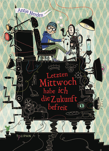 Kurt, Sandro und Tilda haben keine Lust mehr, die Welt zu retten. Doch spätestens als die Stadt von unheimlichen Beben heimgesucht wird, ist den Freunden klar, dass die nächste Katastrophe auf sie wartet. Und wer ist der seltsame Mann mit altmodischem Anzug und Hut, der ausgerechnet Kurts Brille klaut? Heimlich folgen sie dem Fremden in einen alten Klavierladen, in dem eine blinkende Maschine steht. Neugierig steigen sie ein. Ausstattung: mit s/w- Illustrationen