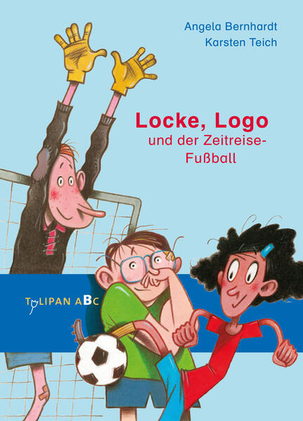 Locke hat es wirklich drauf beim Fußballspielen. Doch heute geht der Schuss nach hinten los. Beim Kicken hat sie ihren Lehrer aus Versehen voll im Gesicht erwischt. Zur Strafe muss sie den Geräteraum aufräumen. Wie gut, dass ihr Freund Logo ihr dabei hilft, sonst wäre es wirklich öde. Doch was ist das? Hinter den dicken Turnmatten kommt ein Junge zum Vorschein, der im wahrsten Sinne des Wortes aus der Zeit gefallen ist. Genauer gesagt, aus dem Jahr 1922. Er heißt Johann, ist Torwart und wurde mitsamt seinem Fußball durch ein Zeitloch in die Gegenwart geschossen. Doch wie kommt er jetzt wieder zurück? Können Logos scharfer Verstand und Lockes starker Fuß weiterhelfen? Ausstattung: durchgehend farbig illustriert