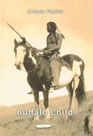 Mein Name ist Buffalo Child. Ich gehöre dem stolzen und kriegerischen Stamm der Blackfeet an. Meine Heimat zählte schon immer zu den schönsten Gegenden dieser Welt. Es sind die Prärien am Fuße der Rocky Mountains, dort, wo diese von der Grenze zwischen Kanada und den Vereinigten Staaten durchschnitten werden … Pelztiere, besonders Biber, gab es früher bei uns so viele, dass sich alle Nachbarstämme, die Cree, die Assiniboine, die Sioux und die Crow, in unsere Jagdgebiete einschlichen und wir uns unaufhörlich auf dem Unreinen Pfad mit ihnen befanden. Schlimmer erging es uns mit den weißen Jägern, die seit über einem Jahrhundert bei uns eingedrungen waren und ausgezeichnete Feuerwaffen besaßen. Doch wusste sich unser Volk auch gegen sie zu helfen. Gegen die andere mörderische Waffe aber, die der Weiße Mann bei uns eingeschleppt hatte, waren wir machtlos: gegen die Schwarzen Pocken. Geschwächt, wenn auch nicht weniger kriegerisch, gingen wir aus dieser Plage hervor. Die Gier des Weißen Mannes bekamen wir jetzt nicht mehr so sehr zu spüren. Wir lebten einfach zurückgezogener in einer gewissen Entfernung von seinen Pfaden … Eigentlich begann die traurige Ära des Weißen Mannes bei uns um das Jahr 1880, als die großen Bisonherden, unsere hauptsächlichste Nahrung, erschreckend rasch unter den Gewehren der amerikanischen Jäger dahin schmolzen. Ich wurde gerade an der Scheide dieser beiden großen Zeitabschnitte der Prärie, der indianischen Epoche und der Zeit des Weißen Mannes, geboren. Meine Jugend war noch eine unermesslich glückliche, wenn auch sehr abenteuerlich … Auch mich verschlug es, als ich älter wurde, in die Carlisle Indian Industrial School nach Pennsylvania … Bis heute begleiten mich die Worte meines älteren Bruders Mighty Voice: „Verliere nicht in der Welt des Weißen Mannes dein indianisches Herz!“ Ich habe es nicht verloren …