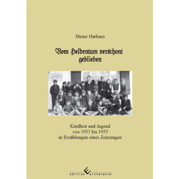 Authentische Zeitgeschichte Dieter Harhues, überregional bekannter Autor aus Münster, stellt hier dar, wie er selbst als Kind und Jugendlicher die bewegten Jahrzehnte von 1933 bis 1953 miterlebte und durchlitt. In einem nicht einfachen familiären Umfeld spürt er schon früh die Drangsale des Dritten Reiches und gerät in die Klauen des totalitären Regimes, das schon kleine Kinder in seinem Sinne zu „erziehen“ versucht. Um den ständigen Bombenangriffen in Münster zu entgehen, kommt er zweimal in eine Kinderlandverschickung, wobei ihm die erste in angenehmer Erinnerung bleibt, während die zweite durchaus schon Narben hinterlässt. Nach dem Krieg lebt er als Evakuierter in einem kleinen Dorf des Münsterlandes in einer „Hackordnung“, die ihn weit unten einordnet, wobei dort ein Dorfpastor den jungen Menschen im Ort das Leben schwer macht durch eine sehr eigenwillige Auslegung der christlichen Heilsbotschaft. Täglich fährt der Autor in das zerstörte Münster zu seinem Gymnasium, das in maroden und ständig wechselnden Gebäuden zwischen Trümmern nur notdürftig arbeiten kann. Nach dem Abitur 1953 steht ihm angeblich die ganze Welt offen, und zurückblickend kann er nun dankbar erkennen, das ihm das erspart blieb, was man ihm im Anfang seines jungen Lebens ständig vorgezeichnet hatte. Er ist glücklicherweise vom Heldentum verschont geblieben.