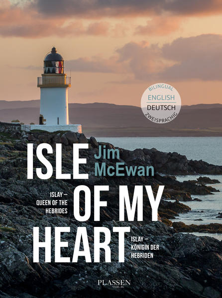 Ein wenig westlich vom schottischen Festland und ein wenig nördlich von Irland: Da liegt sie, mitten im rauen Nordatlantik. Islay. Die Königin der Hebriden, die Whisky-Insel, die Heimat von Jim McEwan. Jim, dessen Name untrennbar mit der Erfolgsgeschichte schottischen Single Malts verbunden ist, nimmt den Leser mit auf eine Reise zu den schönsten Plätzen seiner Insel Islay. Vom legendären Lighthouse in Port Charlotte über den Fährhafen in Port Ellen und das Kildalton Cross geht die Reise immer tiefer in die geheimnisvollsten und schönsten Ecken der Insel. Liebevoll zusammengestellt und kommentiert von Jim McEwan, bieten sich hier sowohl dem Natur- als auch dem Whiskyfan wunderschöne Einblicke in die raue Schönheit der Whisky-Insel Islay.