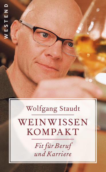 Jeder ist ein Weinkenner Jeder ist ein Weinkenner! Das ist eine Kampfansage, denn hierzulande herrscht die Meinung, genussvolles Weintrinken verlange spezielles Wissen. Sei es unter Freunden oder Kollegen, bei einem Geschäftsessen oder auf einer Feier - Wolfgang Staudt zeigt, wie man überall beim Thema Wein souverän mitreden kann. Die Weinbestellung beim Geschäftsessen, Smalltalk bei einem Empfang, die Auswahl des richtigen Weines bei einer Veranstaltung oder einer Feier - dieses Buch ist ideal für alle, die sich in Beruf und Alltag beim Thema Wein keine Blöße mehr geben möchten. Genussvolles Weintrinken verlangt kein spezielles Wissen, sagt Wolfgang Staudt, und zeigt, wie man auch als Laie in Sachen Wein eine gute Figur macht. Er macht mit den wichtigsten Begriffen der Weinsprache vertraut, um auch im beruflichen Alltag vor allem bei Kundenkontakt oder in Repräsentationsfunktionen souveräner und erfolgreicher auftreten zu können. Ein Buch für alle, die sich mehr Selbstbewusstsein im Umgang mit Wein wünschen und nicht länger abseits stehen wollen, wenn im Freundes- oder Kollegenkreis über Wein gesprochen wird.