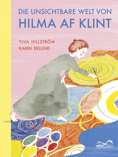 EINE PIONIERIN DER ABSTRAKTION Dies ist das allererste Buch über die schwedischen Künstlerin Hilma af Klint (1862–1944) und ihre faszinierende Malerei für Kinder. Es ist ein Buch nicht nur über Kunst, sondern auch über Magie, Mystik und Naturwissenschaft. Hilma kannte die neuesten wissenschaftlichen Entdeckungen ihrer Zeit und versuchte, sie künstlerisch und spirituell zu verstehen. Sie war als Künstlerin ihrer Zeit weit voraus und auch die Erste, die abstrakte Bilder malte. Ihre ungegenständlichen Formen entwickelte sie bereits 1906, früher noch als Wassily Kandinsky, der lange als Erfinder der abstrakten Malerei der Moderne galt. Dieses Kinderbuch erzählt die spannende Geschichte einer Künstlerin, deren symbolische Gemälde Botschaften aus der Geisterwelt vermitteln und die heute eine der wichtigsten Wiederentdeckungen der Kunstwelt ist. Mit hochwertigen Reproduktionen von Hilma af Klints Werken und den wundervollen Illustrationen von Karin Eklund ist diese kleine Kunstgeschichte für Kinder sehr umfangreich illustriert. Die Autorin Ylva Hillström ist darauf spezialisiert, Kindern die Geheimnisse der Kunst zu vermitteln und so lässt uns dieses bezaubernde Buch kinderleicht tief in die Gedankenwelt der Malerin eintauchen. Aus dem Schwedischen übertragen wurde das Buch von Angelika Kutsch, die für ihre Übersetzungen schwedischer Kinder- und Jugendliteratur mit zahlreichen Preisen ausgezeichnet wurde. Wie Geister und Magie auf die Leinwand kamen Erstes Kinderbuch über die Pionierin der modernen Kunst Wunderschön illustriert, mit Ausklapptafeln und 15 Originalabbildungen Ein wertvolles Buch um in Hilmas Gedankenwelt einzutauchen Eine der wichtigsten Wiederentdeckungen der Kunstwelt im 21. Jahrhundert DAS UNSICHTBARE SICHTBAR MACHEN In diesem Bilderbande-Buch geht es auch um die Magie, die Hilma af Klints Arbeiten umgibt. Der starke Glaube an das Übernatürliche, der zu Beginn des 20. Jahrhunderts vorherrschte, weckt auch heute das Interesse von vielen. Hilma af Klint wuchs in einer Zeit auf, in der viele neue Entdeckungen gemacht wurden. Magnetismus, unsichtbare Wellen und Atome ließen eine unbekannte, unsichtbare Welt erahnen. Als Erwachsene trat Hilma mit ihren Freundinnen, der Gruppe "Die Fünf", in Séancen und spiritistischen Sitzungen in Kontakt mit der Geisterwelt. Schließlich machte sie es zu ihrer Mission, in ihren Bildern Botschaften aus einer anderen Dimension zu übermitteln. DIE WIEDERENTDECKUNG DER KÜNSTLERIN IM 21. JAHRHUNDERT Als Künstlerinnen hatten es Frauen zu dieser Zeit schwer, doch Hilma nahm ihre Kunst sehr ernst und studierte als eine der ersten Frauen an der Kunstakademie. Aber die Welt war noch nicht bereit für Hilmas abstrakte Malerei. Mit ihren teils riesigen und nicht leicht zu interpretierenden Bildern hatte sie damals keinen Erfolg. Sie entschied, dass ihre Werke erst lange nach ihrem Tod ausgestellt werden sollten. Erst in den letzten Jahren wurde sie als eine wichtige Künstlerin der Abstraktion wiederentdeckt und seither ist das Interesse am Phänomen Hilma af Klint stetig gewachsen. Dieses Kinderbuch zeigt, wie sich eine junge Frau ihre Kreativität und eine bislang unbekannte Bilderwelt erobert. Es macht kleinen Künstler:innen Mut und inspiriert sie, auf Entdeckungsreise zu gehen und die Welt der Farben und Formen selbst zu erkunden.