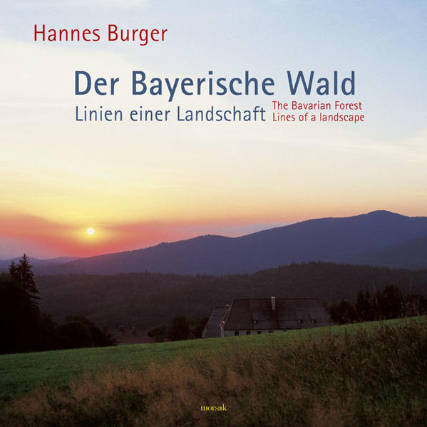 Malerische literarische Liebeserklärungen und schwärmerische Lobeshymnen gibt es genug über den Bayerischen Wald, die überwiegend das Bild einer schönen Landschaft abseits der Zivilisation, politisch benachteiligt, wirtschaftlich zurückgeblieben und kulturell unterentwickelt geprägt haben. Hannes Burger schreibt mit dem Ziel, den Bayerischen Wald und seine Menschen heute und möglichst realistisch zu schildern und die großen gemeinsamen Linien dieser Landschaft aufzuzeigen. Er stellt fundiert die heutige, moderne Realität im kulturellen, wirtschaftlichen und sozialem Leben der Städte und Gemeinden in der Region und ihre Perspektiven in der Zukunft dar. Zahlreiche für dieses Buch sorgfältig ausgewählte Farbfotografien illustrieren und ergänzen durchgehend die Ausführungen und komplettieren es zu einem Neugier, Verstand und Gefühl ansprechendem Bildband. Das Vorwort und alle Bildunterschriften sind auch in Englisch abgedruckt, ebenso eine mehrseitige Zusammenfassung des Buchinhalts.