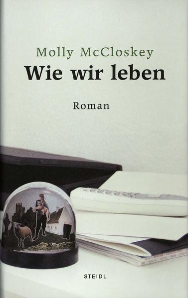 Ob aus Detroit oder Düsseldorf, wer Urlaub in Irland macht, hat einen Anspruch auf grüne Wiesen, geselligen Witz und würdevoll ertragene Armut - davon ist der Tourismus-Manager Damien überzeugt. Er erfindet ein Dorf, in dem das Leben der fünfziger Jahre als anmutige Burleske inszeniert wird. Schon bald werden das Projekt und sein Erfinder von den Medien heftig attackiert, und Damien verlangt es mehr denn je nach familiärer Nestwärme. Doch Tochter und Ehefrau haben ganz andere Sorgen. Heather ist zum ersten Mal verliebt, und Gillian, die eine "Entschleunigungsfarm" für ausgebrannte Zeitgenosssen leitet, fühlt sich ohnehin vollkommen überfordert. Kein Wunder, denn ihre geliebte Tante Grace ist an Alzheimer erkranke. Mit Graces allmählichem Aus-der-Welt-Schwinden scheint auch Gillian die Vergangenheit und die eigene Geschichte zu entgleiten. In ihrer Verzweiflung erprobt sie ein neues Medikament, das ihre Erinnerungsfähigkeit verbessern soll - ein Experiment mit ungeahnten Folgen. Wie wir leben ist ein vielschichtiger, witziger und berührender Roman über Erinnerung, Identität und Zusammenhalt. Genüßlich seziert Molly McCloskey die Absurditäten, die mit die mit der radikalen Modernisierung Irlands in den letzten Jahrzehnten einhergegangen sind. Zugleich erzählt sie voller Anteilnahme von Verlustängsten und der Sehnsucht des Menschen, das zu beschützen, was er am meisten liebt.