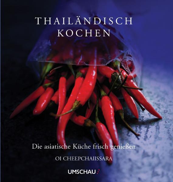 So gesund und unkompliziert kann thailändische Küche sein: Egal ob Sie für die Familie oder für Gäste kochen, unter diesen 80 authentischen und unwiderstehliche leckeren Rezepten finden Sie bestimmt das Richtige. Einführung in die Welt der thailändischen Küche von der ersten Frühlingsrolle bis zum 5-Gänge-Menü gelungene Mischung aus alt bekannten und neuen, innovativen Rezepte der thailändischen Küche mit Nährwertangaben zu jedem Gericht Oi Cheeochaiissara, die Autorin des Bestsellers "The Food of Thailand" gilt in der internationalen Kochszene als ausgezeichnete Kennerin der thailändischen Küche