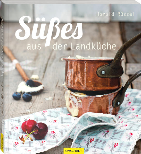 Wie schmeckt Ihre Kindheit? Nach Milchreis, Apfelstrudel oder einer luftigen Bisquitrolle? Ganz ohne Hightech und Schnickschnack haben unsere Großmütter in der Küche gezaubert, jetzt tritt Harald Rüssel mit kalten und warmen Desserts, einfachen Kuchen und üppigen Festtagstorten, Eis, Sorbet und feinem Kaffeegebäck die würdige Nachfolge an. Ob Sie schnell einen Bayerisch Coffee servieren, spontan eine Aprikosentarte backen oder viel Zeit und Liebe in Windbeutel mit warmen Beeren und Kaffeecreme stecken wollen, diese große Auswahl an über 150 Rezepten allein macht schon glücklich - die süßen Ergebnisse umso mehr!