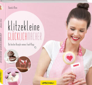 Glück kann man backen! Und diese 60 wunderbaren Rezepte in diesem Buch machen süchtig. Süchtig nach wunderhübschen süßen Kleinigkeiten, Cake Pops, Macarons, Whoopie Pies, Cupcakes, bunten Verzierungen, verspielten Details und schönen Verpackungen. Was Dani Klein bislang nur in ihrem zauberhaften Foodblog "Ein klitzeklein(es) Blog" preisgegeben hat, gibt es nun endlich auch in Buchform. Und das ist nicht nur für ihre Fans ein Muss, denn „Klitzekleine Glücklichmacher“ bietet für jede Gelegenheit die passende Idee zum Selbermachen: von gruseligen Halloween-Cakepops über die klitzekleine Geburtstagstorte bis hin zu Glück am Stiel in Form von Apfel-Zimt-Whoopie-Pies fürs sommerliche Picknick mit Freunden - ein Paradies für alle, die mit Leidenschaft backen und dem neuen Trend folgen: klein aber fein, Hauptsache glücklich!