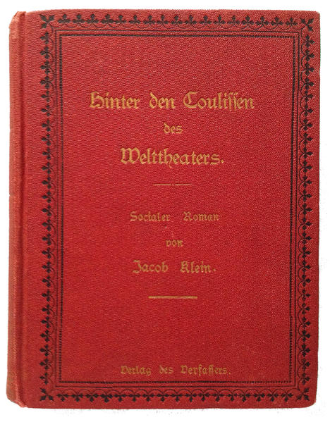 Jacob Klein erzählt in seinem Roman »Hinter den Coulissen des Welttheaters« die Geschichte eines jungen Mannes namens Friedrich Curth. Ihn führen verschiedene Geschäfte und familiäre Anliegen durch das Frankfurt der 1850er bis 1870er Jahre. Curth begegnet neben anderen Bismarck, trägt ihm seine sozialreformerischen Ideen zur urbanen Gestaltung vor. Dem Wohlwollen des einflußreichen Staatsmannes folgen zwar zunächst noch keine politischen Maßnahmen, aber der engagierte Held des Romans motiviert immer wieder (wieder- erkennbare?) Persönlichkeiten des damaligen öffentlichen Lebens zu verantwortungsvollem sozialem Handeln, regt bürgerschaftliche Einrichtungen an und wird dabei in diverse Intrigen, dunkle Geschäfte und die bedrückenden Hintergründe eines Selbstmordes eines in die Verarmung getriebenen Einzelhändlers verwickelt. Jacob Klein nennt sein Buch explizit »Socialer Roman«. Dabei liest es sich wie ein Wirtschaftskrimi und ist zugleich eine außergewöhnliche Form der Geschichtsschreibung. »Hinter den Coulissen …« blättert zahlreiche Firmen- und Stadtgeschichten auf, liefert besonders viel Kolorit des mittleren 19. Jahr- hunderts in seinem Übergang von ländlicher Stimmung zum Aufbruch in Industrialisierung und Welthandel. All dies ist spannend und mit einem reichen Fundus an imposanten Figuren erzählt. Professor Albert Gier, der das Buch zufällig gefunden und uns zielstrebig in den Verlag gebracht hat, notiert dazu: »Ein Gesellschaftsroman, wie man ihn aus seiner Zeit ansonsten von Flaubert oder Balzac kennen kann.«