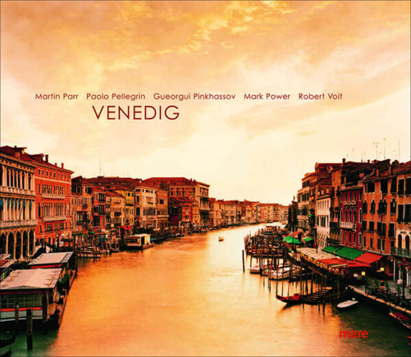 Wer glaubt sie nicht zu kennen, die stolzeste Stadt der Welt, wie sie seit Jahrhunderten einem Traum gleich in einer verwunschenen Lagunenlandschaft liegt? Venedig ist eine Legende, ein Abbild einer fernen Realität und doch auch ganz real. Ein jeder trägt sein eigenes Venedigbild in sich, und ein jedes ist ganz anders. mare hat fünf der weltweit besten Fotografen - vier Magnum-Mitglieder und einen Thomas-Ruff-Schüler - beauftragt, uns ihre Ansicht Venedigs, seiner Gewässer und seiner Menschen zu zeigen. Entstanden ist ein Bildband, der uns ins Innerste eines Mythos blicken lässt. Neuauflage des 2005 bei mare erschienenen Venedig-Bildbandes.