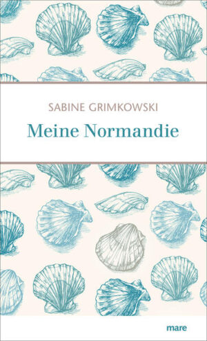 Während all ihre Bekannten in die Bretagne fuhren, zog es Sabine Grimkowski schon vor zwanzig Jahren in die Normandie. Dort suchte sie »nichts Präzises, eher etwas Atmosphärisches«. Sie wandelte auf den Spuren von Marcel Proust, der im Grand Hôtel von Cabourg an seiner »Suche nach der verlorenen Zeit« schrieb, von Marguerite Duras, die mit ihrem Geliebten Yann Andréa ihre letzten Jahre im Hôtel des Roches Noires am Strand von Trouville verbrachte, von Nouvelle-Vague-Klassikern. Auf ihren Streifzügen zwischen Pont-Audemer und dem Mont-Saint-Michel, zwischen Étretat und Lisieux fand die Autorin aber noch viel mehr: eine zweite Heimat im Hôtel des Roches Noires, eine ungewöhnliche Liebe, schimmernde Jakobsmuscheln, Freundschaften fürs Leben, besondere Flohmarktschätze, fast einen Hund – und nicht zuletzt ihre literarische Figur Kommissar Leblanc, den Helden ihrer Normandie-Krimis.