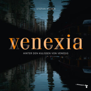 »Ea morte de Venexia, xe anca morta mia.« Wenn Venedig stirbt, so sterbe auch ich. Wenn die Rede auf Venedig kommt, denken wir an die schöne, morbide Stadt im Meer. Aber was sich auf den ersten Blick darbietet, ist meist nur die Fassade – eine Maske. Wir übersehen allzu leicht, dass Venedig ein Organismus ist, der lebt, atmet und sich ständig verändert. Der Fotograf und Grafikdesigner Stefan Hilden hat die blinden Flecken unserer Venedig-Wahrnehmung aufgespürt. In seinem Bildband zeigt er, wo die Zeiten vorübergezogen sind und ihre Spuren hinterlassen haben, träumende Orte, deren Bestimmung verloren gegangen ist, deren nächstes Leben sich aber auch schon vorbereitet. Wir begegnen den Wächtern dieser Orte. Menschen, die den Übergang begleiten, die hier leben und arbeiten, vor und hinter den Kulissen. Wir gehen an Orte, an denen sich jene versammeln, denen diese Kulisse fremd geworden ist. Die an neuen Orten ein neues, alternatives, kreatives und sehr venezianisches Leben erfinden. Durch die Mitarbeit im venezianischen Künstlerkollektiv »Organico«, über persönliche Kontakte und Freundschaften war es Stefan Hilden möglich, Fotos des alten, geheimen, unbekannten und neuen Venedig zu machen. Eine Reise hinter die Kulissen. Eine Reise nach Venexia.