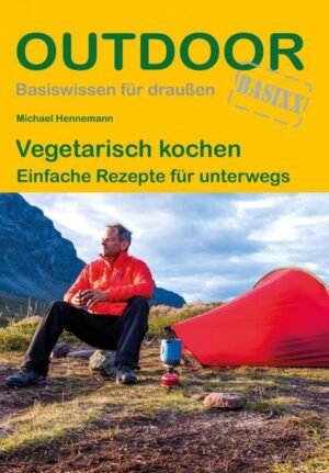 Alternativen zu Pasta mit Tomatensauce gesucht? Dieses Outdoorkochbuch umfasst eine umfangreiche Sammlung an vegetarischen und z. T. auch veganen Rezepten und richtet sich an alle Trekker, Fahrradfahrer und Kanuten, die unterwegs zwar auf Fleisch, aber nicht auf Geschmack und Abwechslung im Speiseplan verzichten möchten. Das Spektrum reicht dabei von kleinen Snacks für zwischendurch über schnell zu kochende Gerichte mit (frischen) Zutaten bis hin zu ultraleichten, vorgekochten und dehydrierten Menüs, die besonders für längere Trekkingtouren ideal sind. Draußen auf dem Trail reichen dann ein Topf, ein kleiner Campingkocher und etwas Wasser, um die selbst gemachte Trekkingnahrung zuzubereiten.