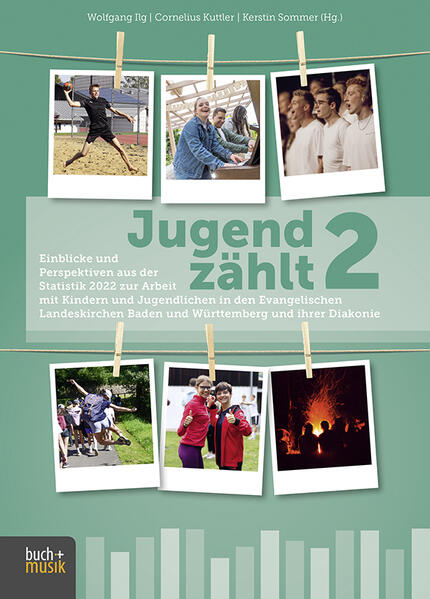 19,1% aller evangelischen Kinder und Jugendlichen im Schulalter nehmen regelmäßig an einer Gruppe der kirchlichen oder jugendverbandlichen Kinder- und Jugendarbeit teil. Hinzu kommen Einzelangebote wie Freizeiten, Kinderbibelwochen oder Sportveranstaltungen. Die Statistik „Jugend zählt 2“ bietet in Fortschreibung zu „Jugend zählt“ aus 2012/2013 detaillierte Daten für Baden-Württemberg zu den Feldern Kinder- und Jugendarbeit, musikalische Arbeit, Kindergottesdienst sowie zur Konfi-Arbeit. Erstmals wurden auch Daten zur Jugendhilfe und Behindertenhilfe der Diakonie sowie zu den Freiwilligendiensten erfasst. Über 60 Fachleute aus Wissenschaft und Praxis ordnen die Ergebnisse ein und machen das Buch zu einem Standardwerk für alle, die sich in Kirche, Jugendverbänden und Diakonie für diese Arbeitsfelder engagieren. Die Daten und Interpretationen bieten kompaktes Wissen für Analyse, Konzeptionsentwicklung und Öffentlichkeitsarbeit in der Arbeit mit jungen Menschen. Zitate „Die Resultate aus ,Jugend zählt 2‘ können eine Hilfestellung sein, um Aufgaben- und Themenstellungen für die Zukunftsgestaltung der Arbeit mit jungen Menschen zu fokussieren. Die Ergebnisse werden in dem hier vorgelegten Band nicht nur differenziert beschrieben, sondern auch vor dem Hintergrund gesellschaftlicher Veränderungen eingeordnet, etwa mit Blick auf die demografischen Entwicklungen oder auf das Nachlassen kirchlicher Bindungen.“-aus dem Geleitwort von Prof. Dr. Jens Pothmann (Deutsches Jugendinstitut) „Es sind solche Angebote der Kinder- und Jugendarbeit, die einen unschätzbaren Beitrag für ein Heranwachsen von jungen Menschen zu selbstbestimmten und sozial verantwortlichen Bürgerinnen und Bürgern leisten.“-aus dem Geleitwort von Sozialminister Manne Lucha