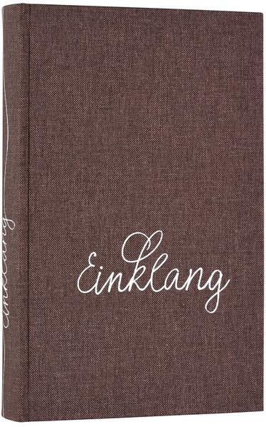 Im gemeinsamen Singen lädt uns Gott zur Freude an sich selbst ein! Denn der Sinn unseres Daseins liegt darin, Gott zu preisen und uns an ihm zu erfreuen! »Einklang« soll ein Gemeindeliederbuch sein, aus dem alle gerne singen. Ältere Christen werden ihre Schätze darin finden, die jüngeren werden alte Schätze neu entdecken, weil sie im neuen Gewand, sprich mit neuen Melodien daherkommen. Bei der Liedauswahl sind hauptsächlich Gemeindezusammenkünfte und Hauskreise im Blick. Bei den Liedtexten wurde besonderer Wert auf eine sorgfältige biblische Fundierung gelegt. Das Liederbuch umfasst über 400 Lieder, in der Regel mit vierstimmigem Notensatz und Gitarrengriffen. In der Auswahl sind sowohl viele bewährte ältere Lieder als auch neue, zum Teil noch unveröffentlichte Lieder. Für viele ältere und bekannte Lieder wurden alternative Melodien und Notensätze geschrieben. Wir verbinden mit der Herausgabe die Hoffnung, dass beim Singen unsere Herzen weit und unsere Blicke erhoben werden.